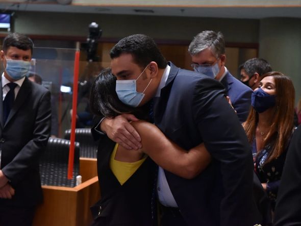 Janete de Sá abraça Erick Musso, reeleito presidente da Casa por Fernando Madeira