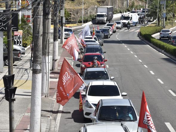 Os manifestantes seguiram  em carreata em direção à Reta da Penha
 por Ricardo Medeiros
