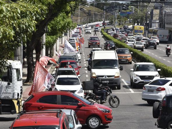 Os manifestantes seguiram  em carreata em direção à Reta da Penha
 por Ricardo Medeiros