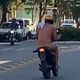 Motociclista é visto transitando nu pelo Centro de Baixo Guandu