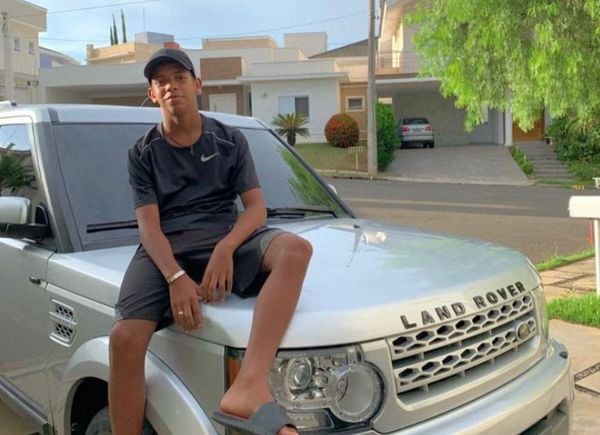 Cantor MC Bruninho, de 13 anos, posou com Land Rover em foto postada em seu Instagram