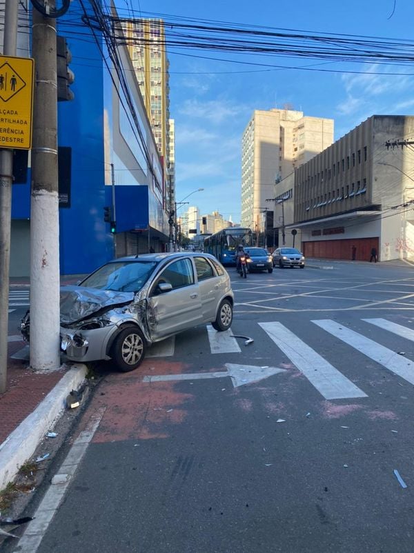 A colisão aconteceu na manhã desta segunda-feira