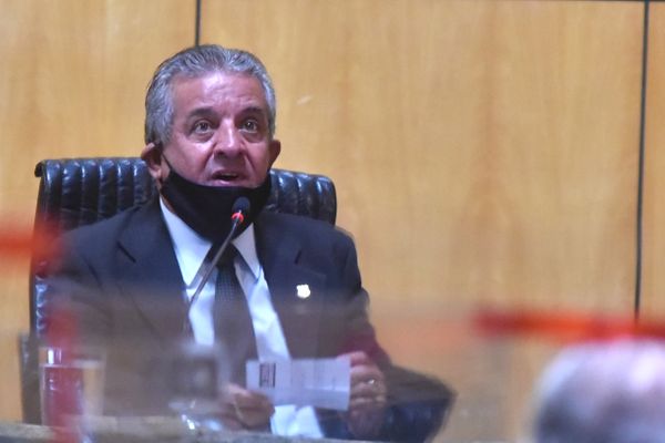 Danilo Bahiense também opta por retirar a máscara ao falar por Fernando Madeira