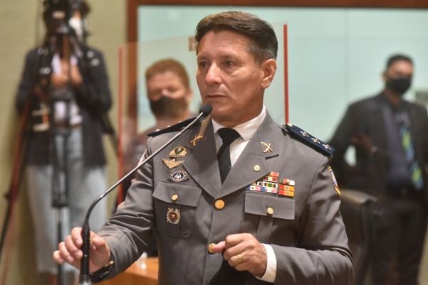 Capitão Assumção retira a máscara para discursar por Fernando Madeira