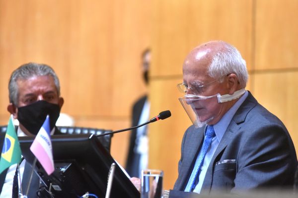 Presidente da sessão, Hércules Silveira utiliza máscara de acrílico, não recomendada por infectologistas por Fernando Madeira