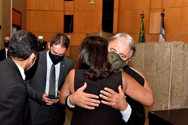 Marcos Garcia (PV) abraça a deputada Janete de Sá por Fernando Madeira