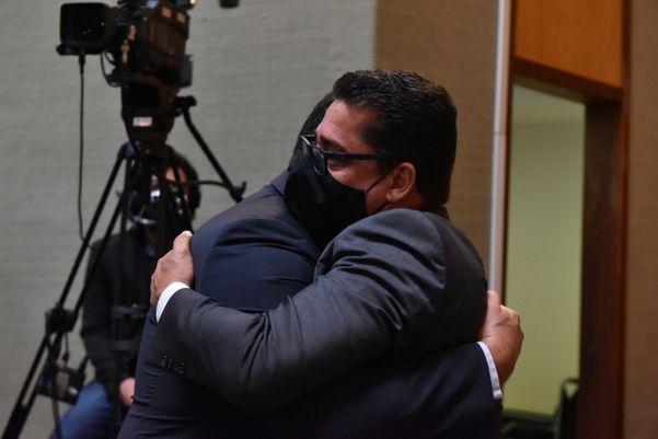 Erick Musso abraça o deputado Marcelo Santos por Fernando Madeira