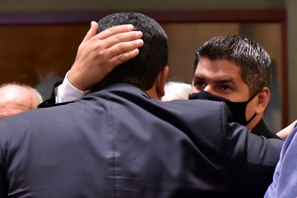 Erick Musso abraça o deputado Alexandre Xambinho (PL) por Fernando Madeira