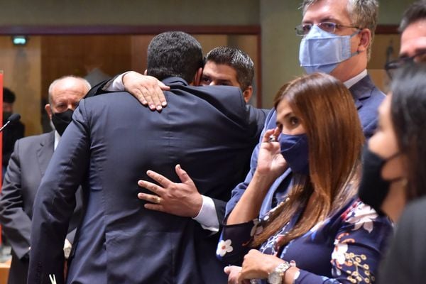 Deputados trocam abraços durante a sessão por Fernando Madeira