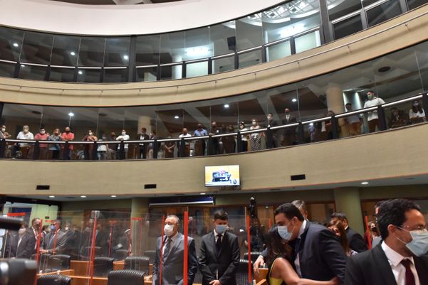 Apesar das barreiras de acrílico, deputados ficam em pé, circulando pelo plenário e em rodas de conversa durante a sessão por Fernando Madeira