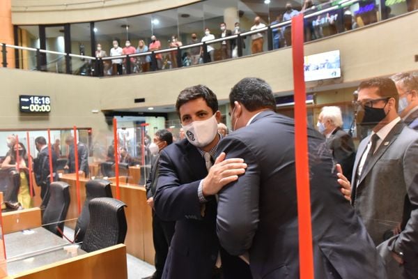 Carlos Von e Erick Musso se abraçam por Fernando Madeira
