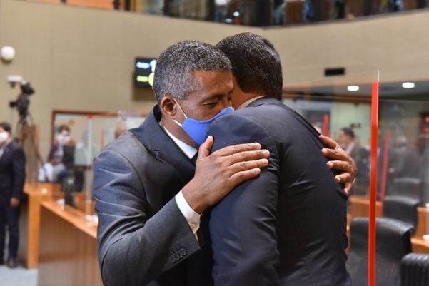 Deputados trocam abraços durante a sessão por Fernando Madeira