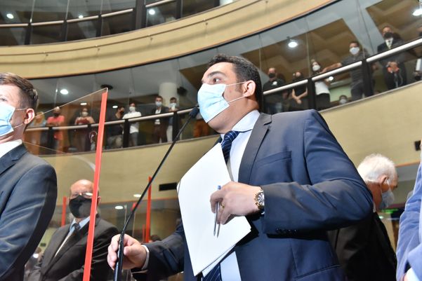 Erick Musso, presidente da Assembleia, em fala na sessão por Fernando Madeira
