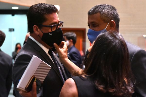 Janete de Sá (PMN) toca na máscara do deputado Marcelo Santos (Podemos) com as mãos por Fernando Madeira