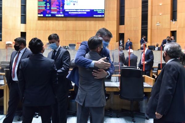 Adilson Espíndula (PTB) cumprimenta Capitão Assumção (Patriota) com um abraço por Fernando Madeira