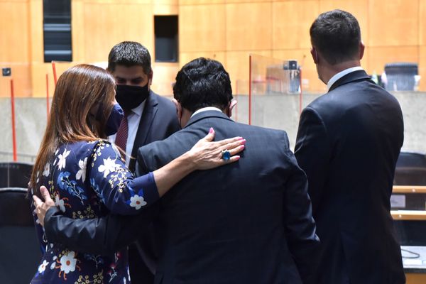 Raquel Lessa (PROS) e Vandinho Leite (PSDB) se abraçam por Fernando Madeira