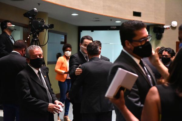 Lorenzo Pazolini (Republicanos), prefeito de Vitória, conversa com deputados no plenário por Fernando Madeira