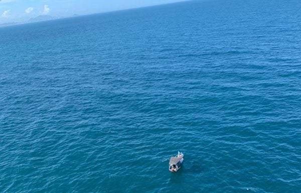 Equipes do Notaer auxiliaram em resgate a barco à deriva nesta segunda-feira (1) na costa do ES