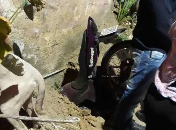 Testemunhas contaram que Vagner Marion passou direto em uma curva e colidiu contra o muro de uma casa