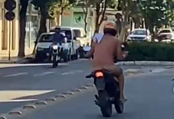 Motociclista é visto transitando nu pelo Centro de Baixo Guandu