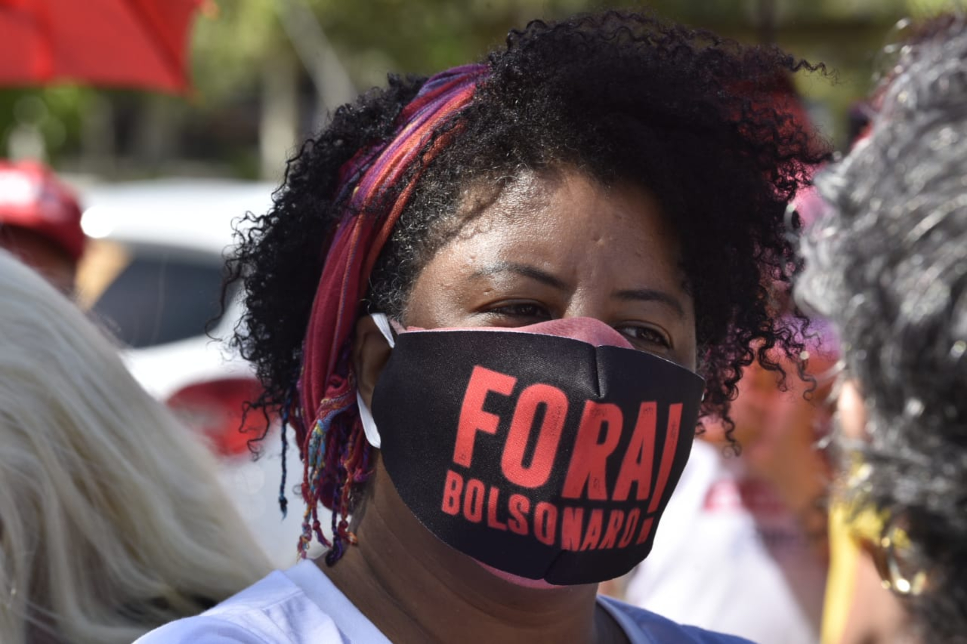 Manifestante usa máscara com as palavras "fora Bolsonaro"