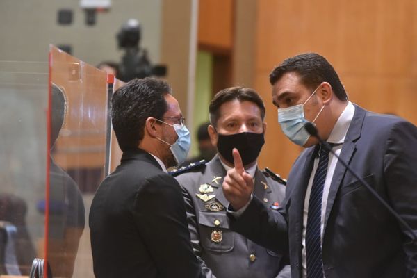 Rafael Favatto, Capitão Assumção e Erick Musso conversam no plenário por Fernando Madeira