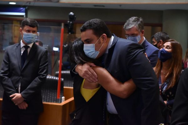 Janete de Sá e Erick se abraçam por Fernando Madeira