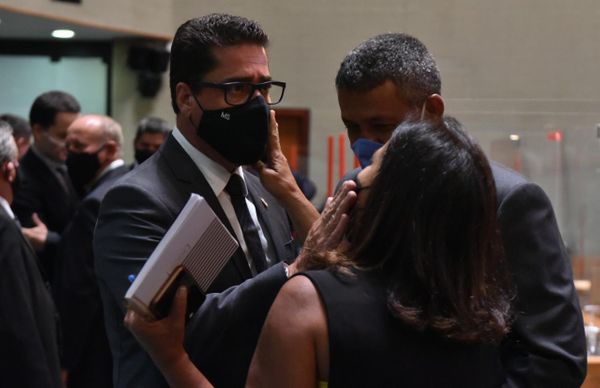 Deputados Marcelo Santos, Janete de Sá e Coronel Quintino durante a sessão por Fernando Madeira