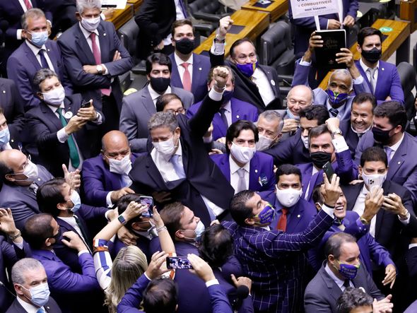 Arthur Lira é levantado por colegas na comemoração pela vitória na Câmara por Cleia Viana/ Câmara dos Deputados