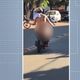 Homem é flagrado pilotando moto completamente nu em Baixo Guandu, ES
