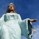 Imagem - Fotojornalismo: estátua de Iemanjá recebe visitas e oferendas