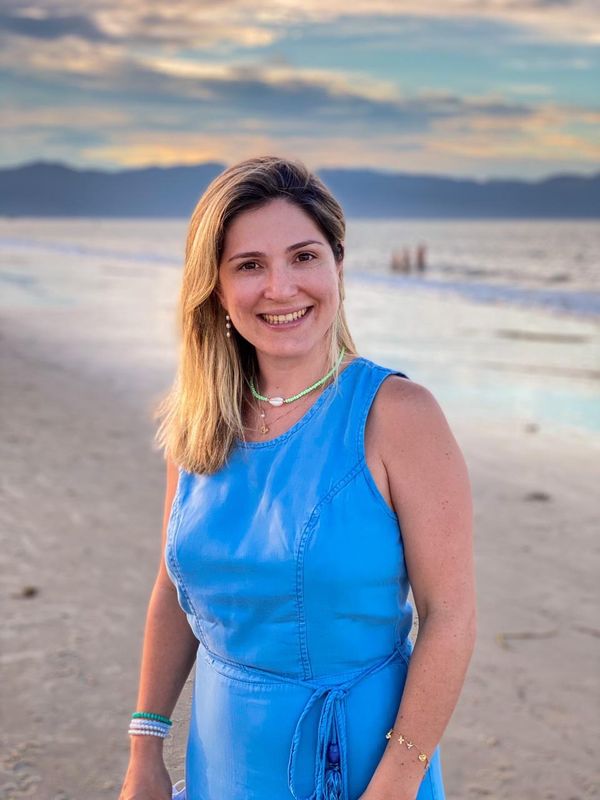 A médica oncologista Virgínia Altoé Sessa curte férias em Santa Catarina. Fim de tarde na praia Jurerê Internacional.