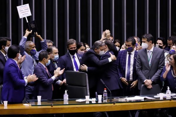 Arthur Lira abraça Rodrigo Maia após vencer a eleição da Câmara por Cleia Viana/ Câmara dos Deputados