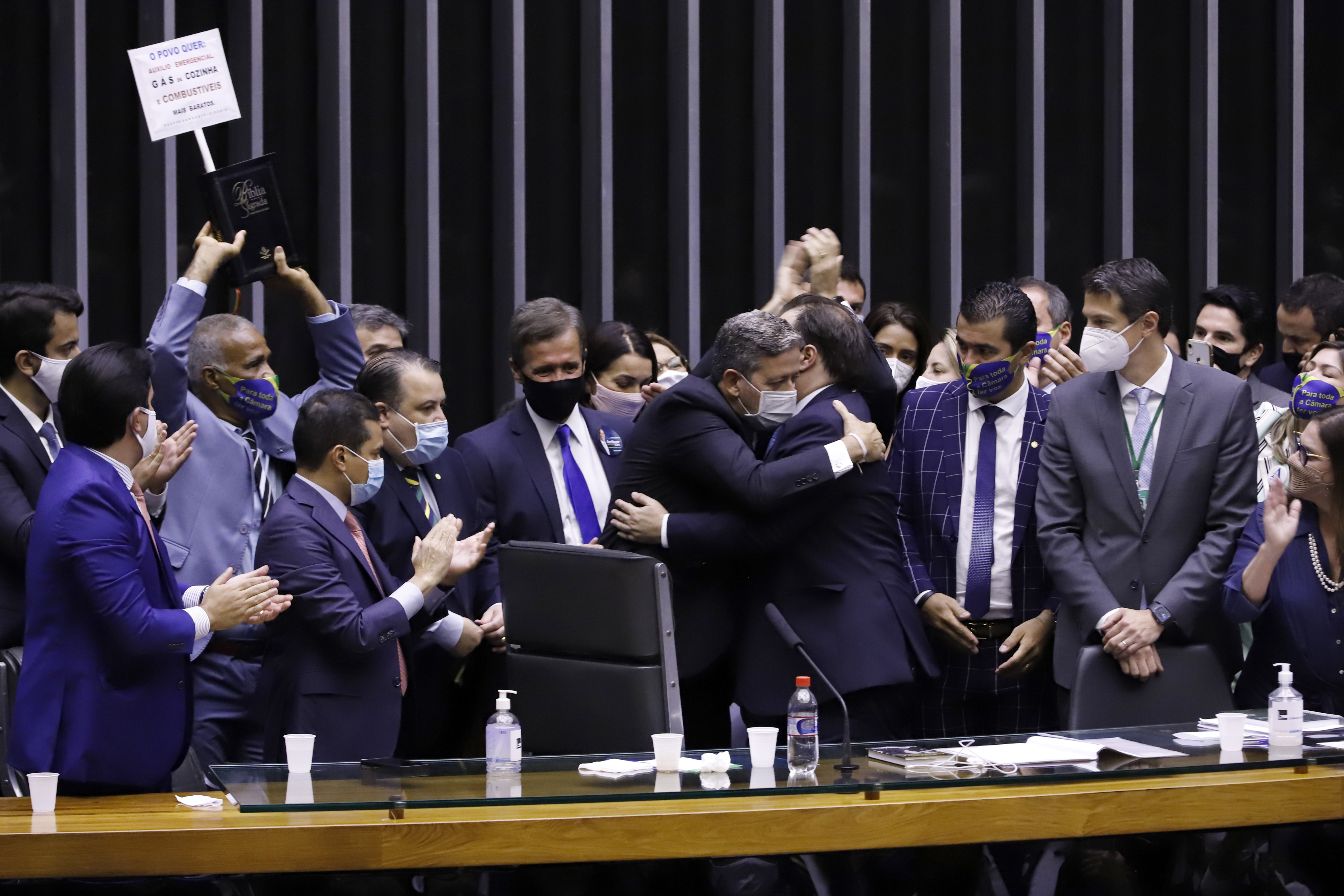 Arthur Lira abraça Rodrigo Maia após vencer a eleição da Câmara