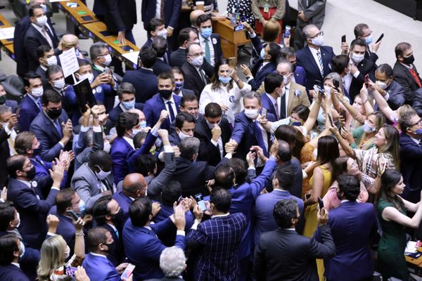 Arthur Lira cumprimenta deputado após vencer eleição na Câmara por Michel Jesus/ Câmara dos Deputados