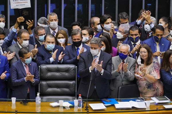 Arthur Lira é aplaudido durante discurso na Câmara por Pablo Valadares/ Câmara dos Deputados