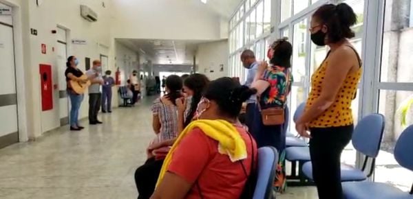 Atendimento capelães nos corredores  Hospital Dr. Jayme Santos Neves para atendimento de familiares de covid-19