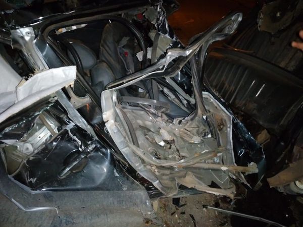 Carreta desce ladeira e bate em carros em Cachoeiro por Internauta