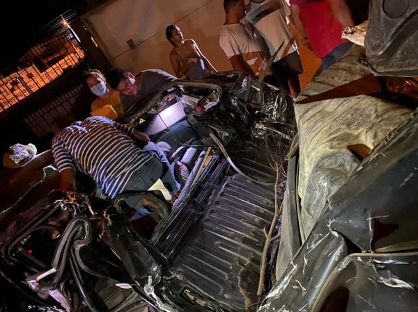 Carreta desce ladeira e bate em carros em Cachoeiro por Internauta