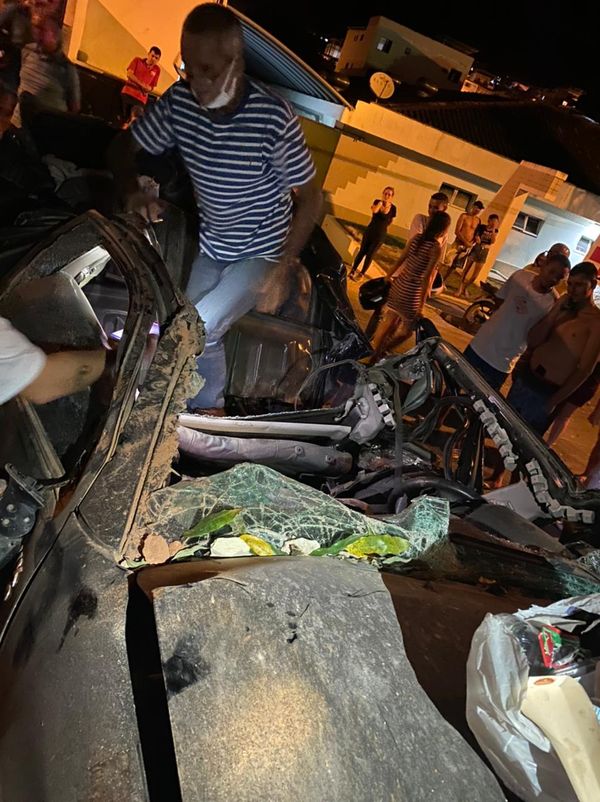 Carreta desce ladeira e bate em carros em Cachoeiro por Internauta