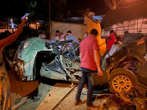 Carreta desce ladeira e bate em carros em Cachoeiro por Internauta