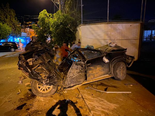 Carreta desce ladeira e bate em carros em Cachoeiro por Internauta
