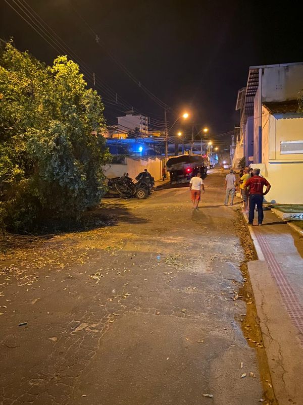Carreta desce ladeira e bate em carros em Cachoeiro por Internauta