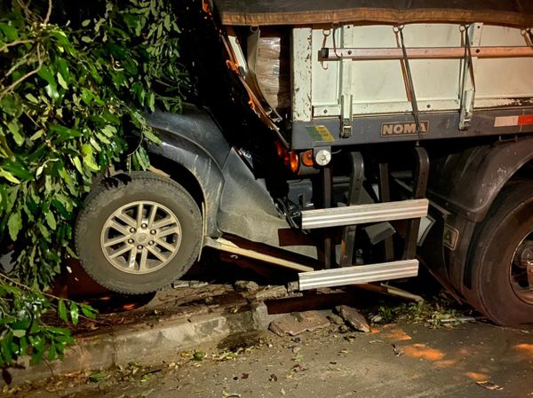 Carreta desce ladeira e bate em carros em Cachoeiro por Internauta
