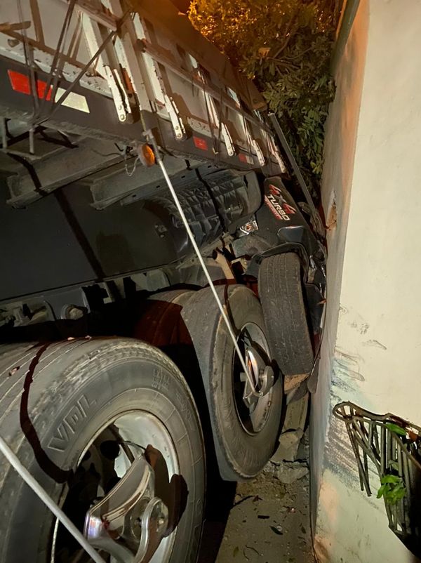 Carreta desce ladeira e bate em carros em Cachoeiro por Internauta