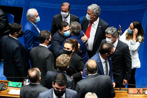 Davi Alcolumbre abraça colega no plenário por Marcos Oliveira