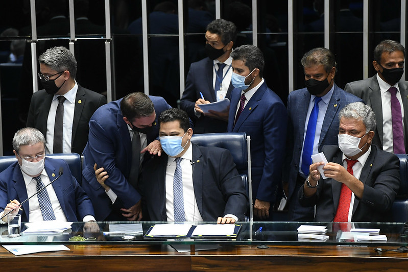 Flavio Bolsonaro conversa ao pé do ouvido com Davi Alcolumbre