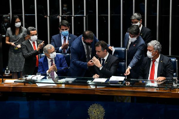 Flávio Bolsonaro (Republicanos-RJ) entrega telefone pessoal a Rodrigo Pacheco (DEM-MG) para que novo presidente do Senado converse com Jair Bolsonaro por Marcos Oliveira