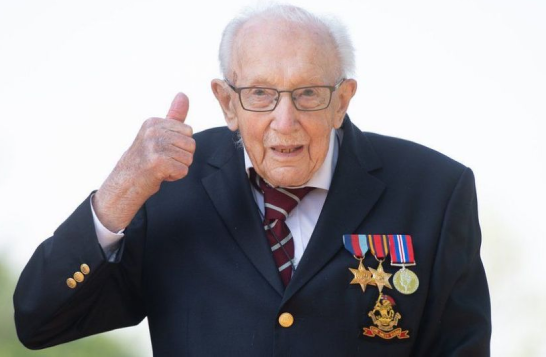 O veterano de 100 anos do Exército britânico Tom Moore