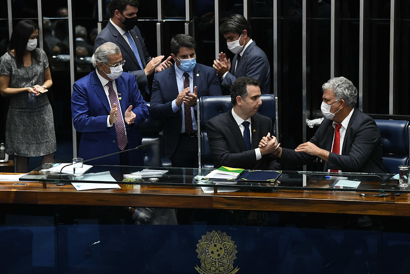 Rodrigo Pacheco, sem máscara, cumprimenta senador. Atrás, com máscara azul, o senador capixaba Marcos do Val